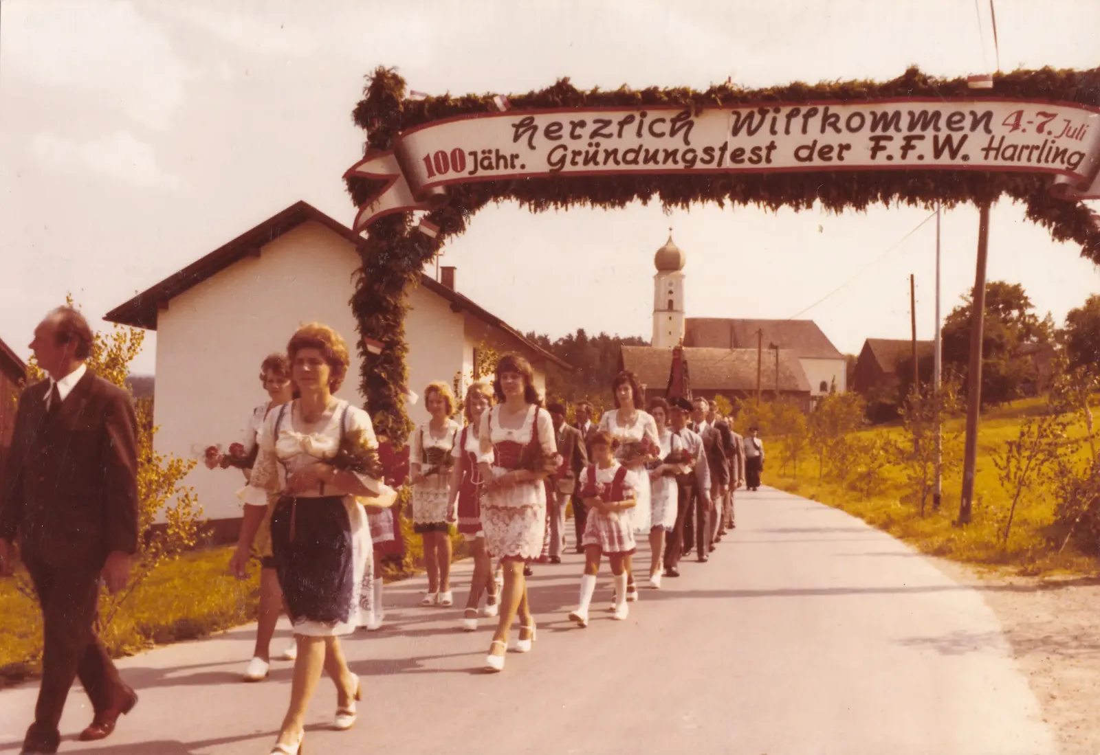 Festzug unter dem Ehrenbogen zum 100-jährigen Gründungsfest 1975