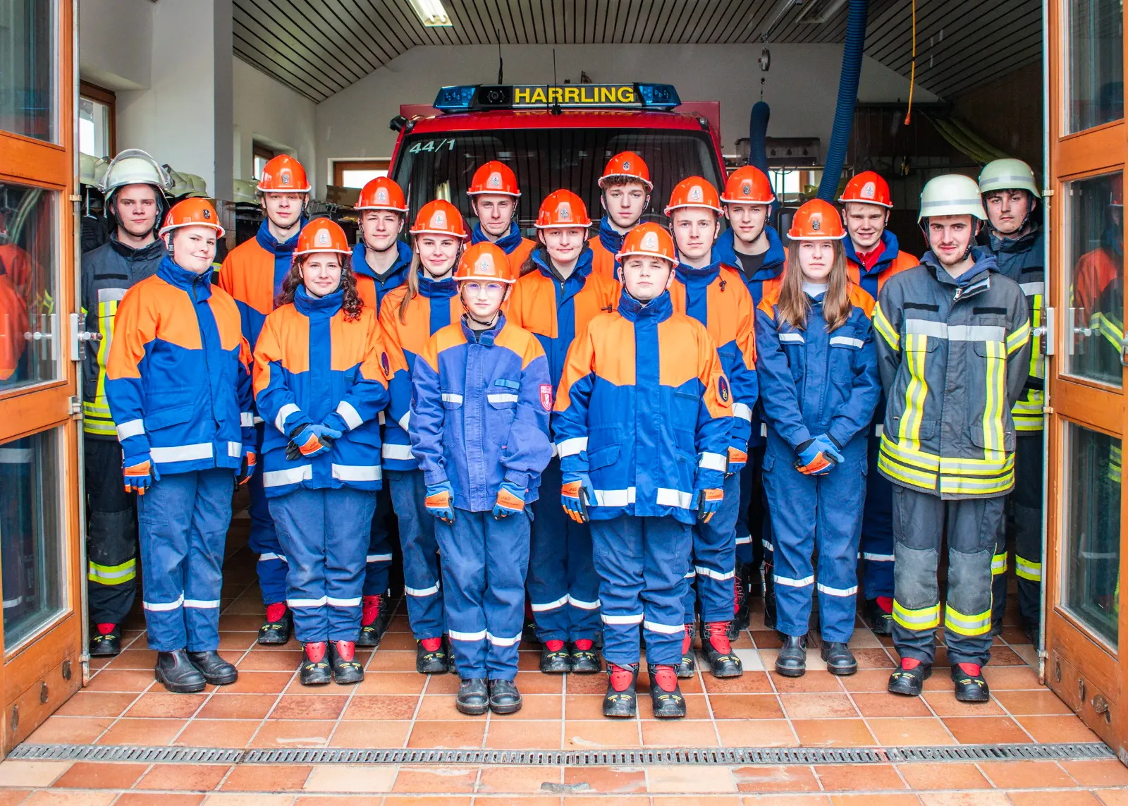 Jugendfeuerwehr Harrling vor dem TSF 44/1 im Gerätehaus