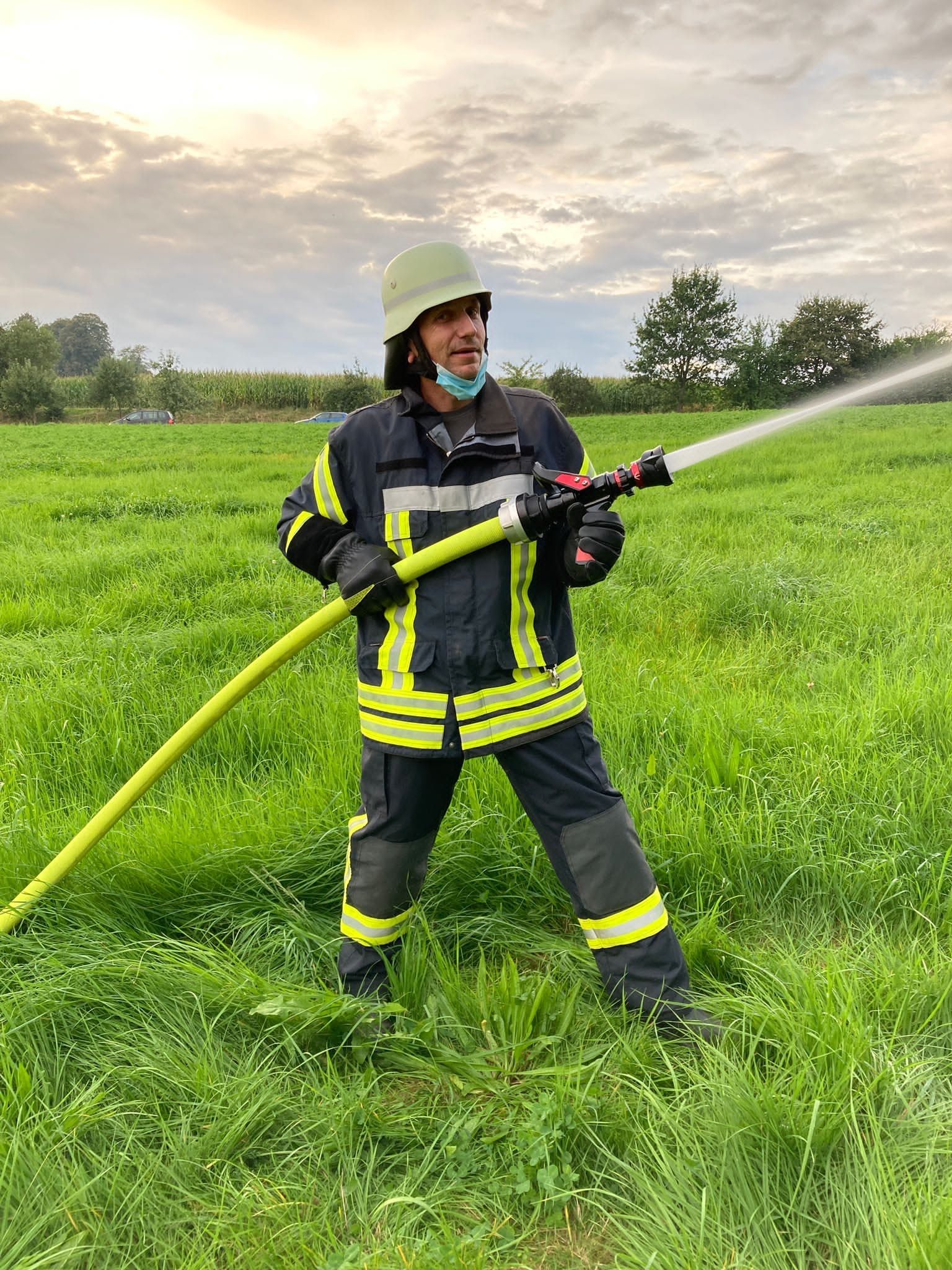 Feuerwehrmann Harrling mit Strahlrohr bei einer Übung