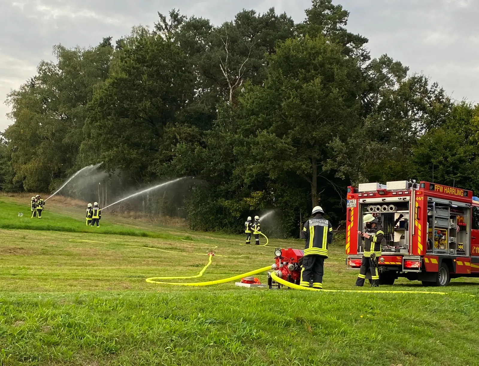 Übung der Feuerwehr Harrling mit Tragkraftspritze im Freien